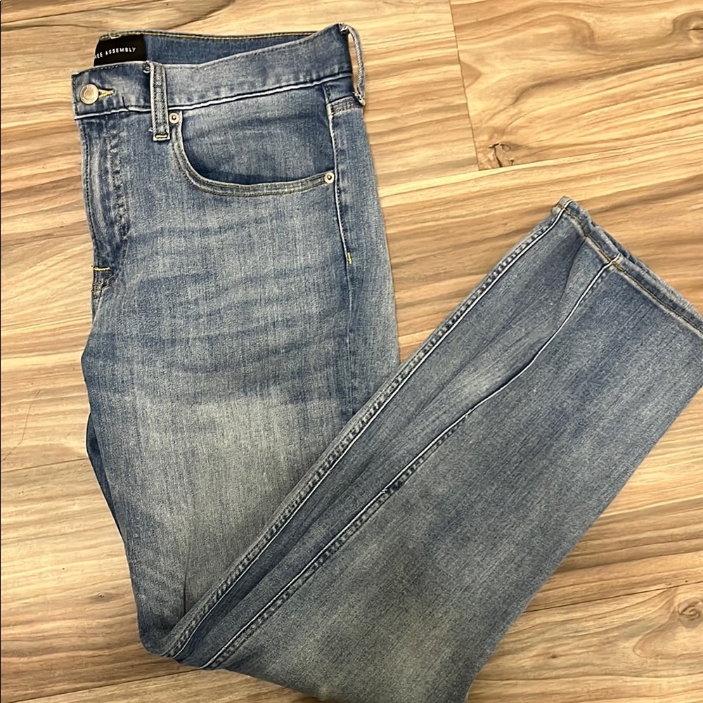 Men's Light Wash Blue Jeans